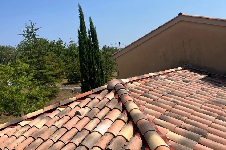 Toiture en tuiles sous un ciel dégagé dans le Brabant