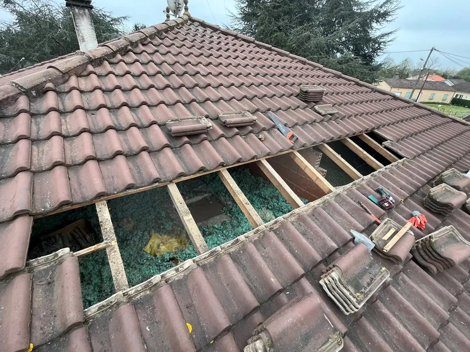 Chantier de rénovation de toiture avec reprise de l'isolation