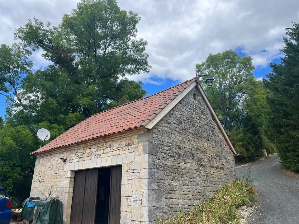 Toiture terminée sur une dépendance en pierre